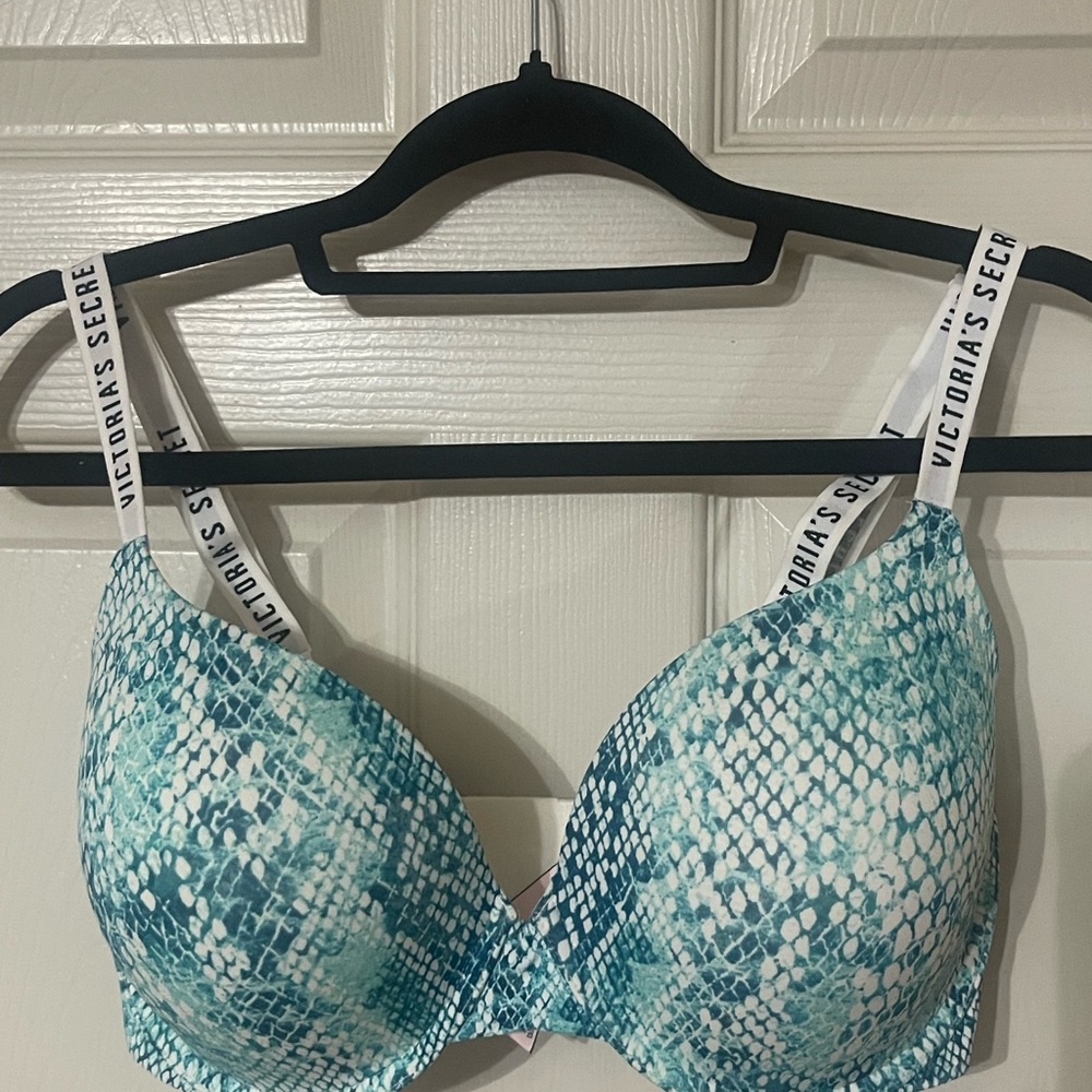 Victoria’s Secret Tshirt Bra 34DDD pug up full coverage. No tag but not worn! 😍